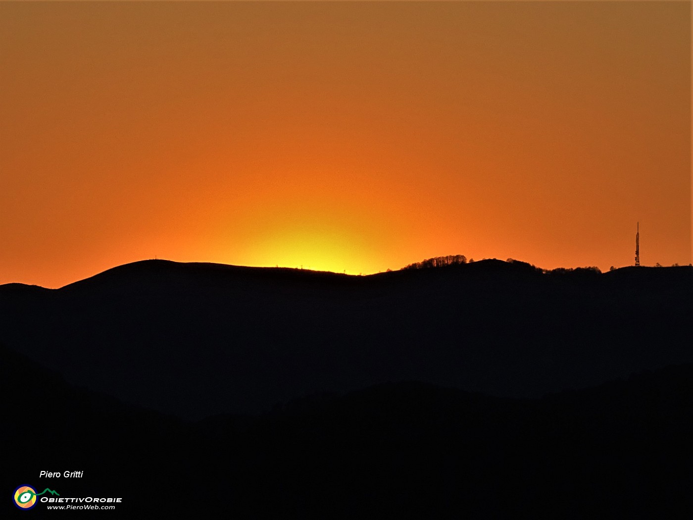 70 Il sole tramonta in Linzone (visibili la croce a sx e i pennoni dei ripetitori a dx.JPG